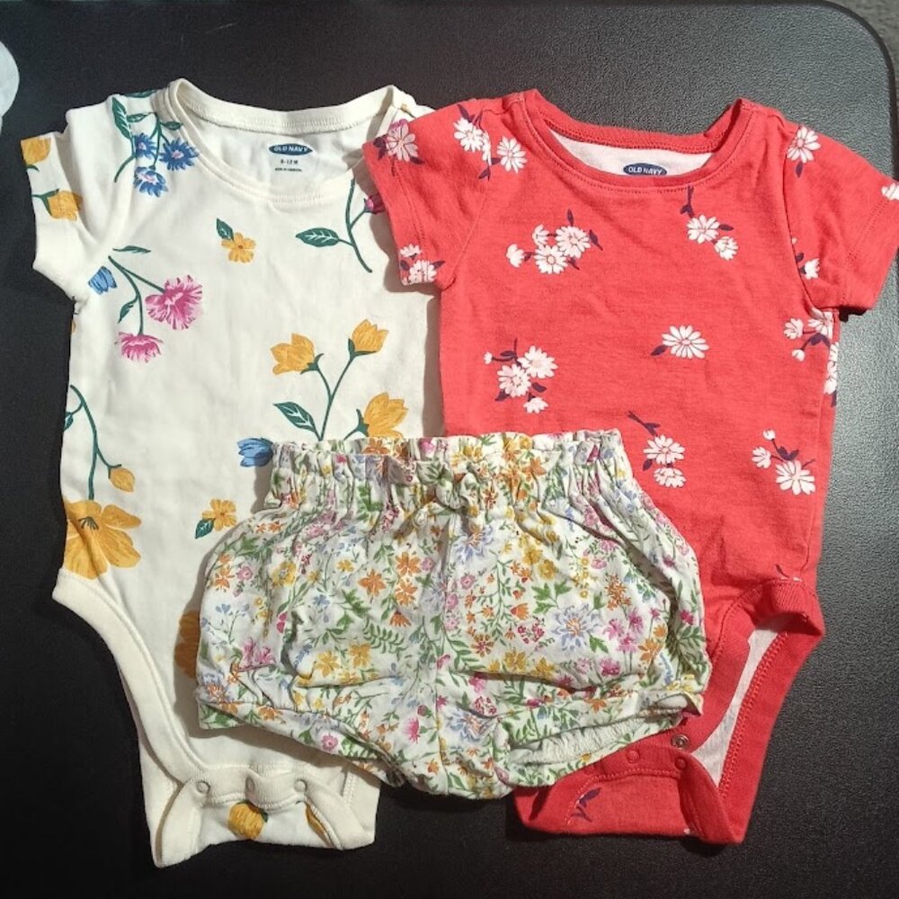 Old Navy 6-12M 3 piece set 2 1 pieces and 1 pair of shorts Flowers